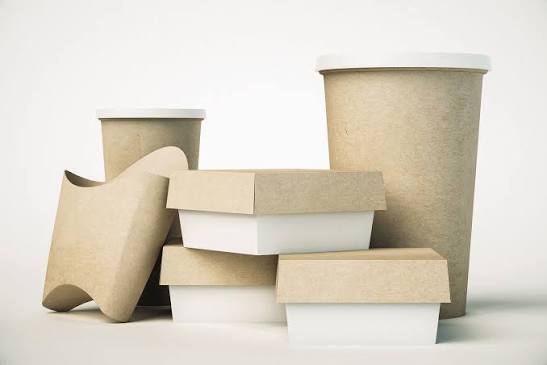 Embalagens e recipientes de papel em tons naturais