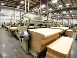 Equipamentos em uma fábrica de materiais de papel