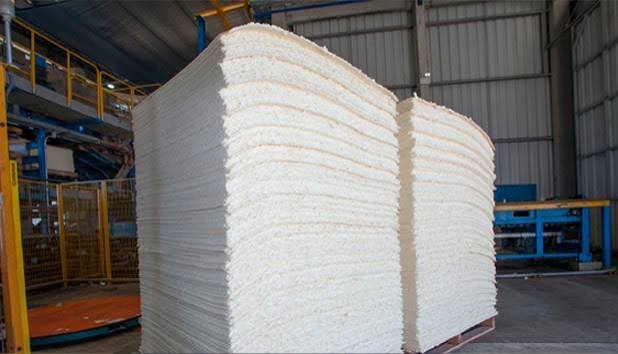 Pilhas de material branco usado em processo industrial de papel
