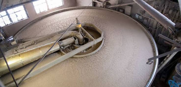Tanque circular com material em processo industrial