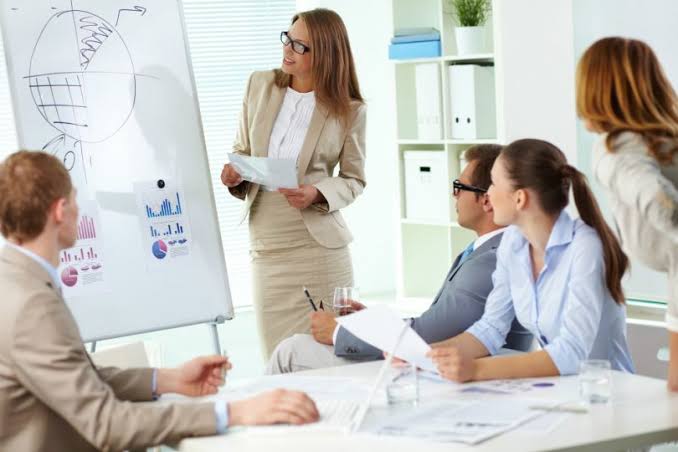 Equipe reunida planejando estratégias e analisando gráficos
